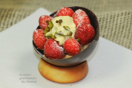 Demi-sphère en chocolat garnie de fraises et espuma pistache