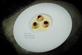 Crème de chou-fleur, caviar et Saint-Jacques
